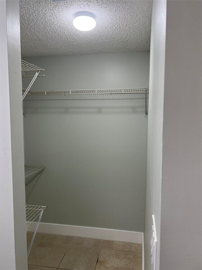 Building Photo - 500 NE 34th St