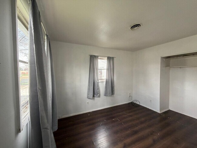 Building Photo - 411 Pinewood Ave