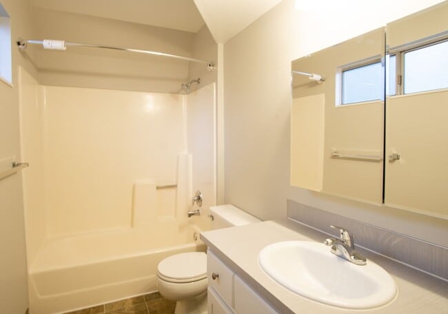 Building Photo - FREE RENT: Fantastic Lake Oswego 2Bdr w/Fireplace, Dishwasher & W/D + Balcony