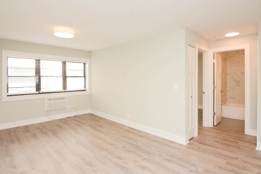 Building Photo - 448 W Barry Ave