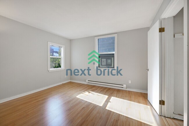 Building Photo - "Charming 2-Bed Retreat in Seattle's Heart – Cozy 840 Sq Ft Haven on 14th Ave West!"