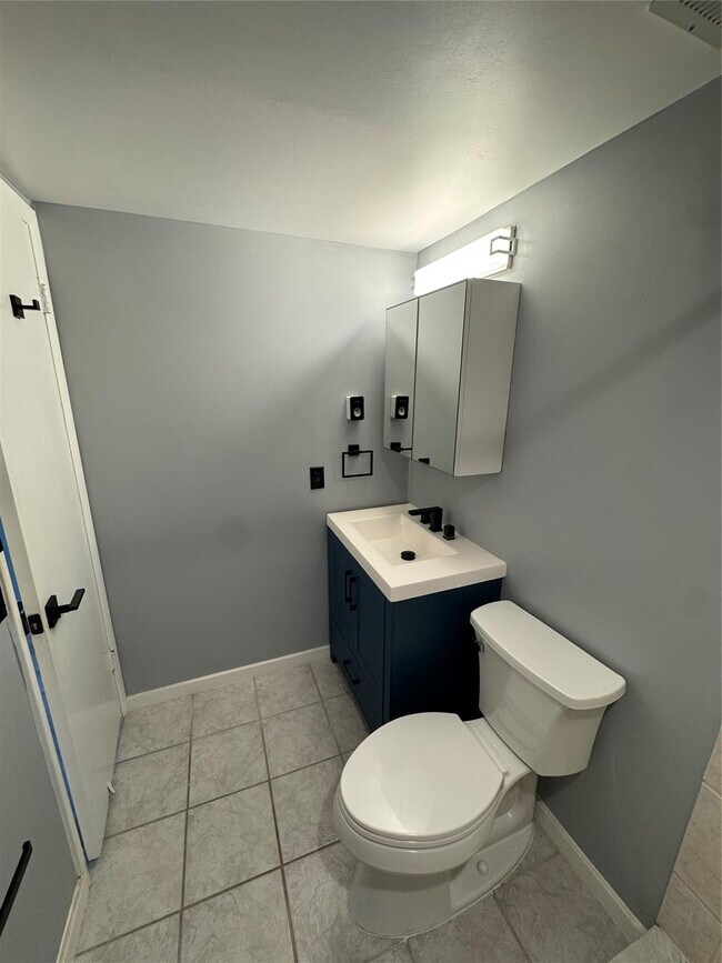 Building Photo - 1101 Crystal Lake Dr