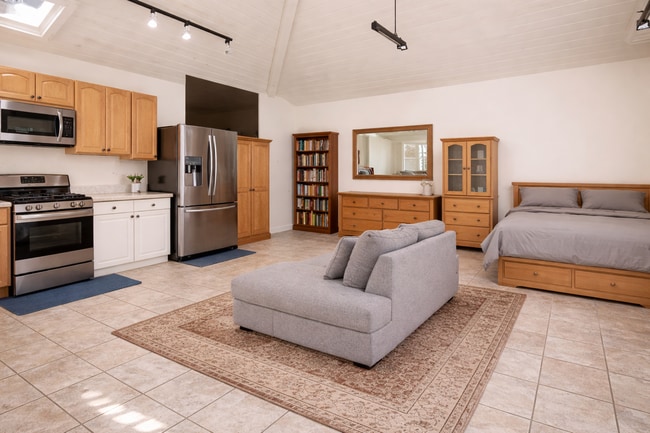 Building Photo - 4593 Hollister Ave