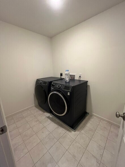 Building Photo - 1064 Dyess Way