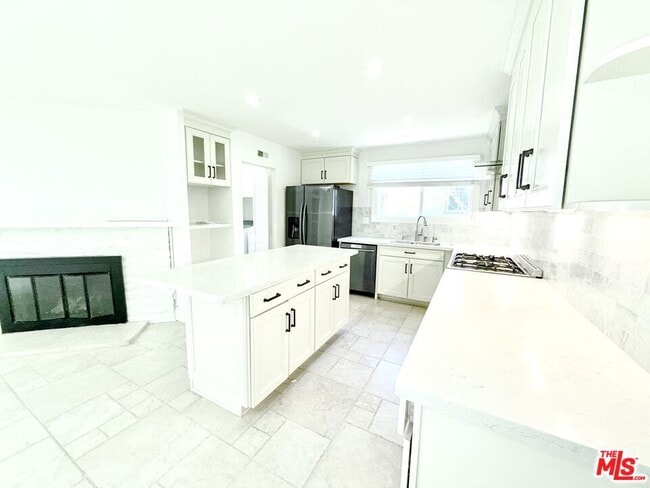 Building Photo - 23744 Hartland St