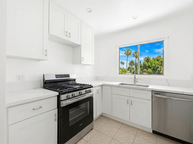 Building Photo - 337 Rexford Dr