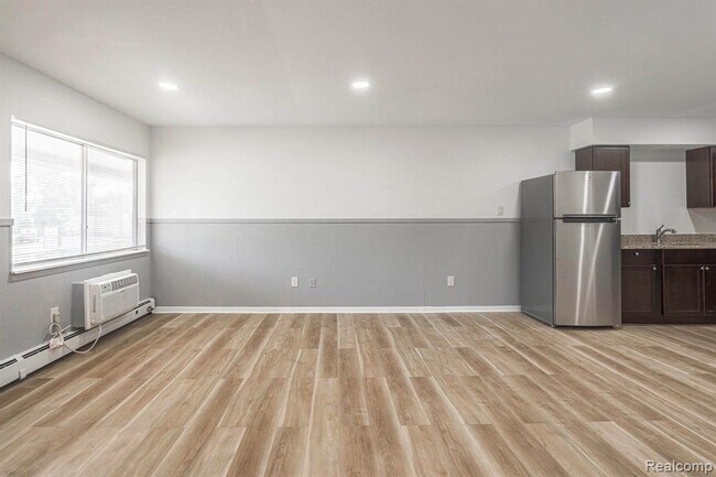 Building Photo - 2475 S Commerce Rd