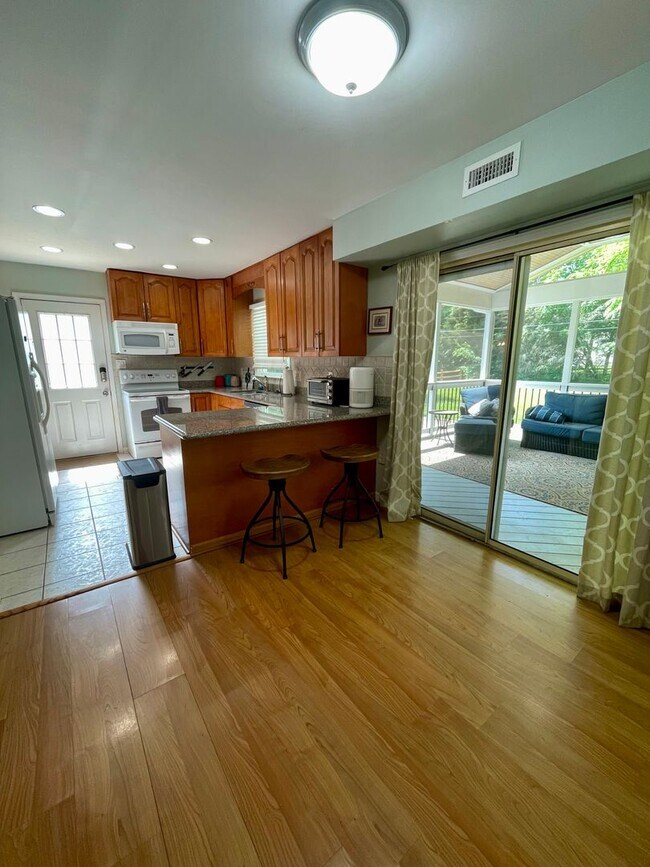 Building Photo - Adorable Home in Raeburn! 3Br/2BA