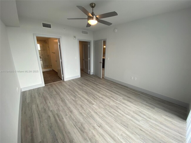 Building Photo - 9000 Ramblewood Dr