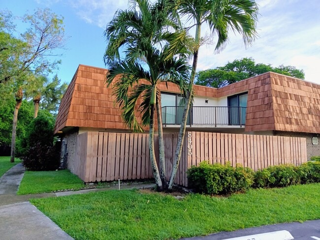 Building Photo - 8405 N Coral Cir