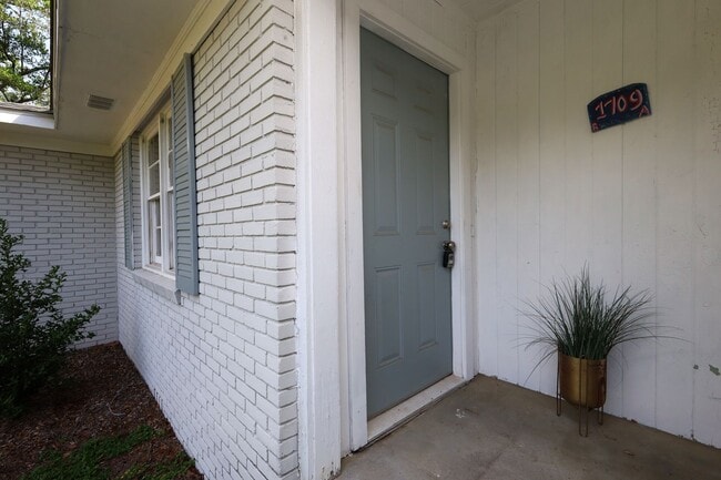 Building Photo - 1709 Azalea Dr