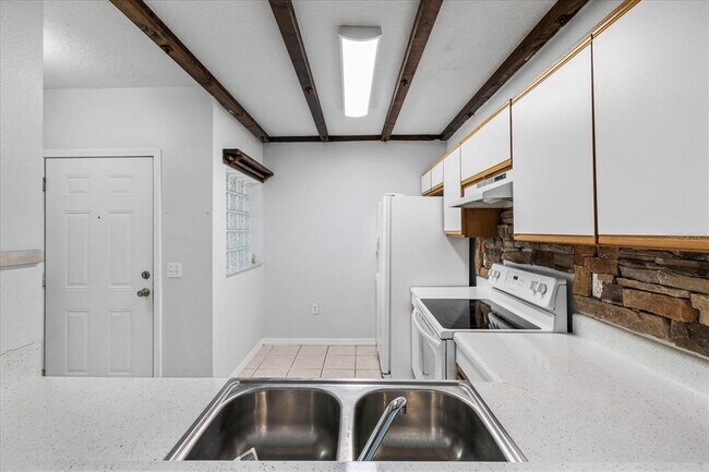 Building Photo - 9621 Lakedale Way