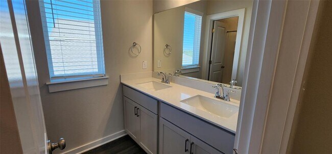 Building Photo - 2120 Delano Dr