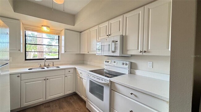 Building Photo - 3677 Longmeadow Dr