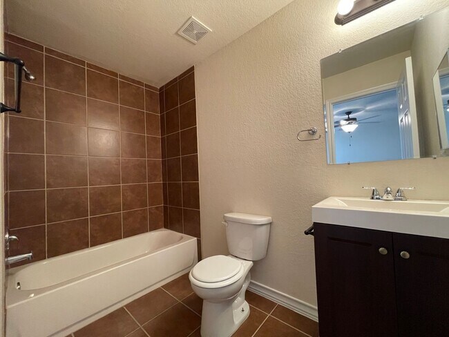 Building Photo - Town home for rent