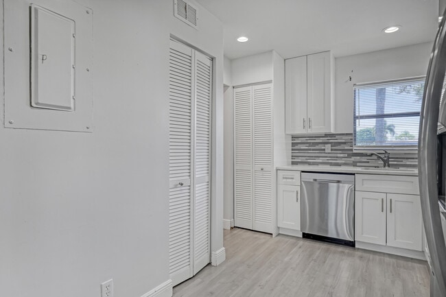 Building Photo - 4575 Lucerne Lakes Blvd W