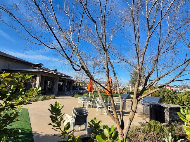 Building Photo - Gorgeous 4 Bedroom 3.5 bath with loft