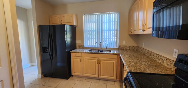 Building Photo - 3 Bedroom 2 Bath Lakefront Townhouse