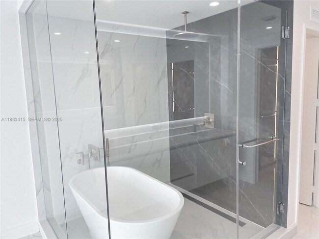 Building Photo - 700 NE 24th St