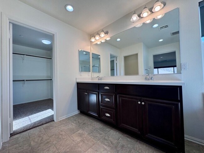 Building Photo - MOVE IN SPECIAL!! Move in on or before Oct...