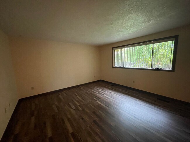 Building Photo - Desirable East Medford Single Story