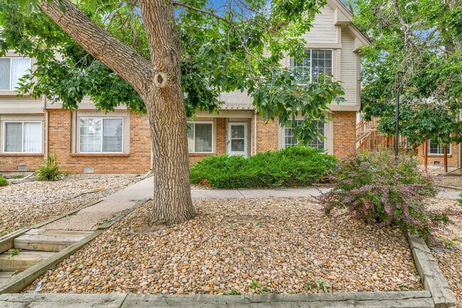 Building Photo - $2,000 - 2 Bed, 2.5 Bath End Unit in Auror...