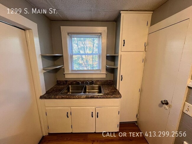 Building Photo - 1299 S Main St