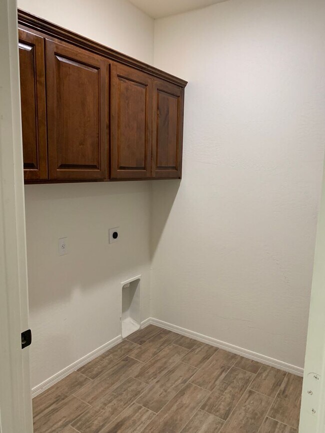 Building Photo - NEWER 4 BEDROOM HOME IN PARK WEST!