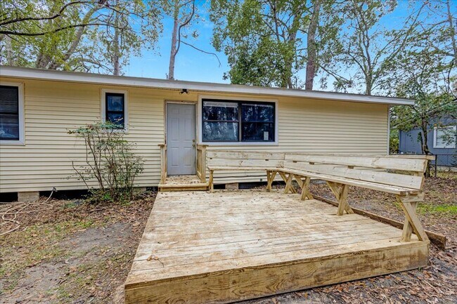 Building Photo - 3 bed 2 Bath house with fenced-in yard on Pepper dr! Available now!