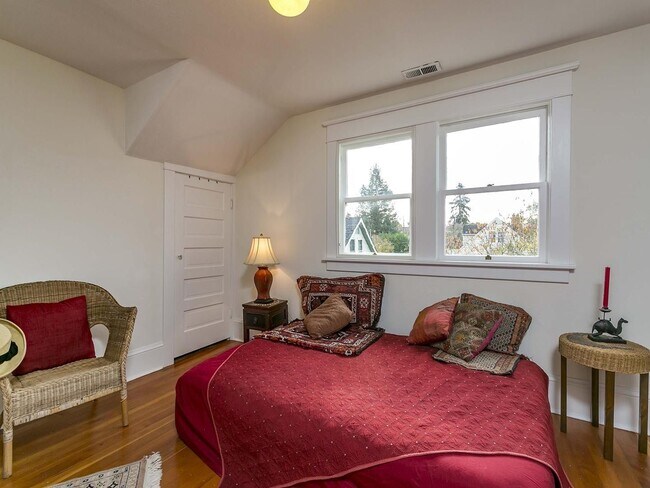 Building Photo - Beautiful NE Home Ready for Rent