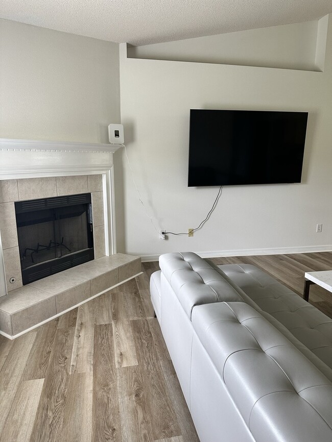 Building Photo - Large 4 bed / 3 bath home minutes from Nav...