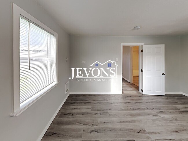 Building Photo - 3303 S Ainsworth Ave