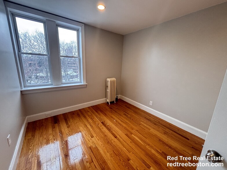 Building Photo - 76 Egmont St