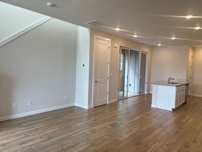 Building Photo - SHOWING 6/7 or SOONER with Advance Appoint...