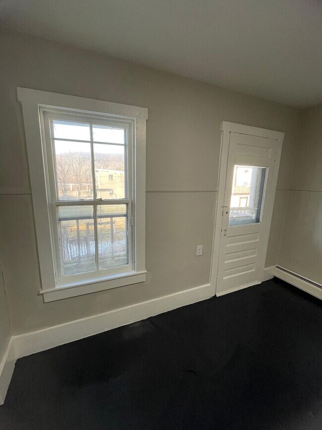 Building Photo - Newly Renovated 3BR Home – Move-In Ready