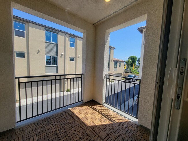 Building Photo - Two-bedroom, two-and-a-half-bath tri-level townhouse located in Arcadia, CA