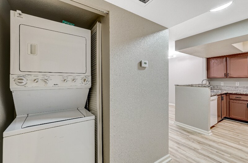 Building Photo - 8070 W Russell Rd