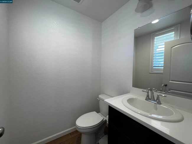 Building Photo - 742 Iris Dr