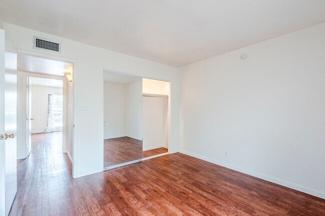 Building Photo - 3 Bed 2.5 Bath Pet-Friendly Retreat by The...