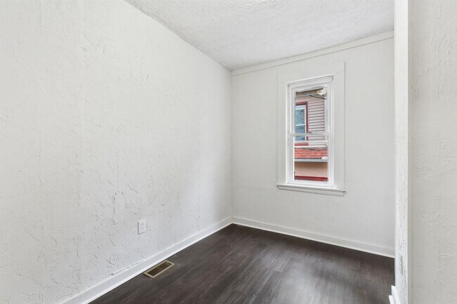 Building Photo - Bright 2 Bedroom, 1.5 Bath Home in Allison Hill!