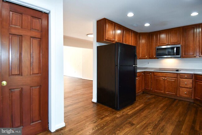 Building Photo - 5175 King Charles Way