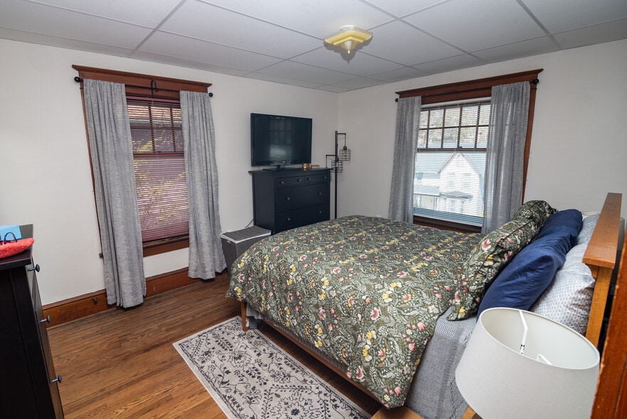 Building Photo - 308 E Linn St