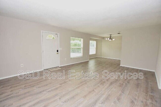 Building Photo - 561 Lake Bonny Dr E