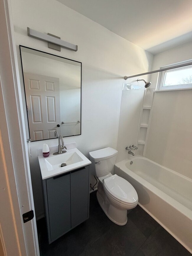 Building Photo - Remodeled 4BR/2BA Home in Lansing — Move in ready