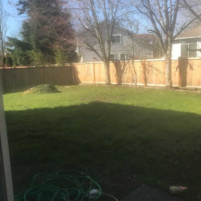 Building Photo - 4-Bed, 2 Bath home w/2-car garage in Federal Way, $3,300/mo.