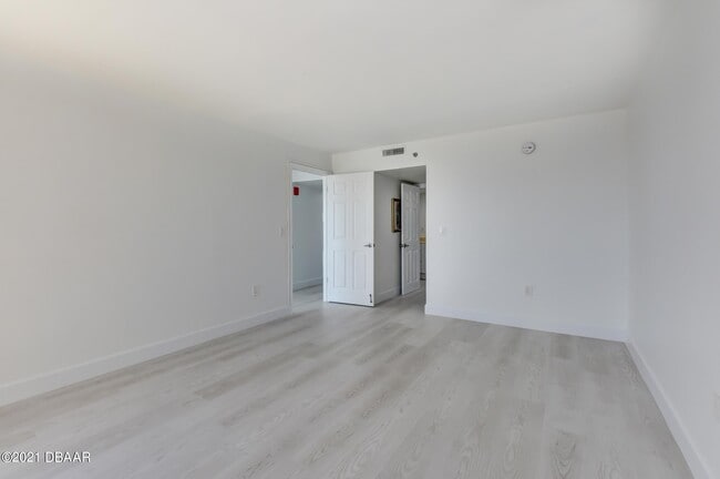 Building Photo - 1 Oceans W Blvd