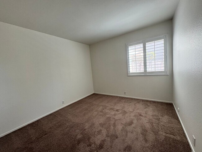 Building Photo - Beautiful bright townhome in Tierrasanta