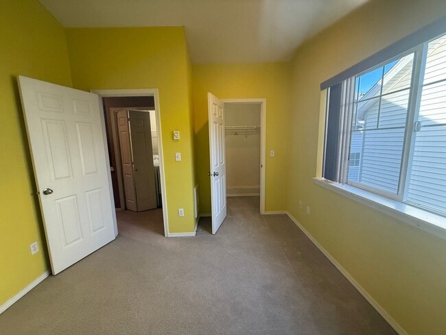 Building Photo - Greenlake Townhome