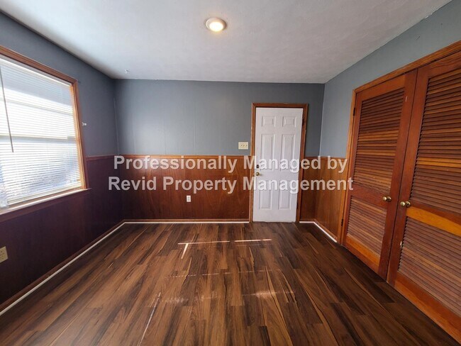 Building Photo - Large 3 bed 1.5 bath!