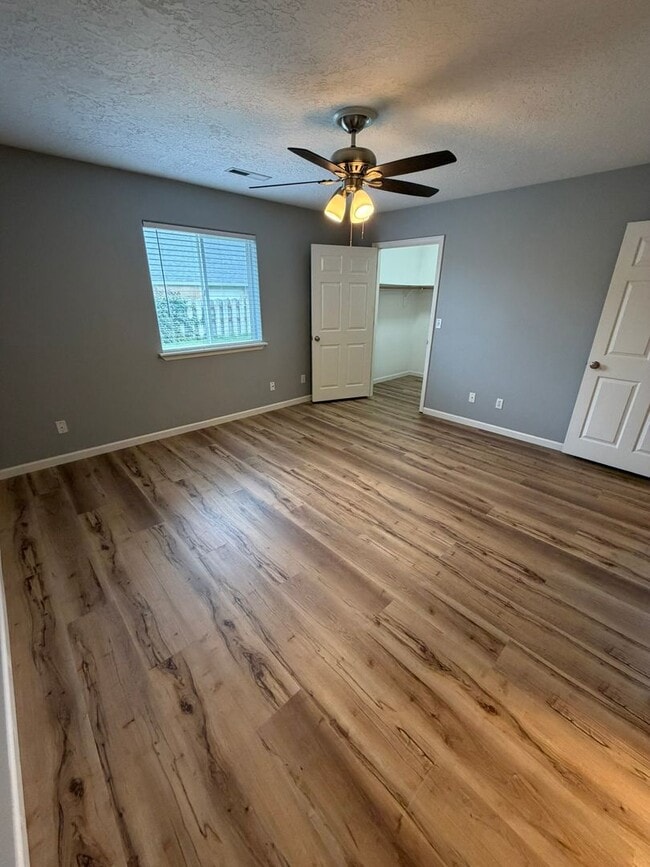 Building Photo - Large 2 Bedroom with Fenced Yard!